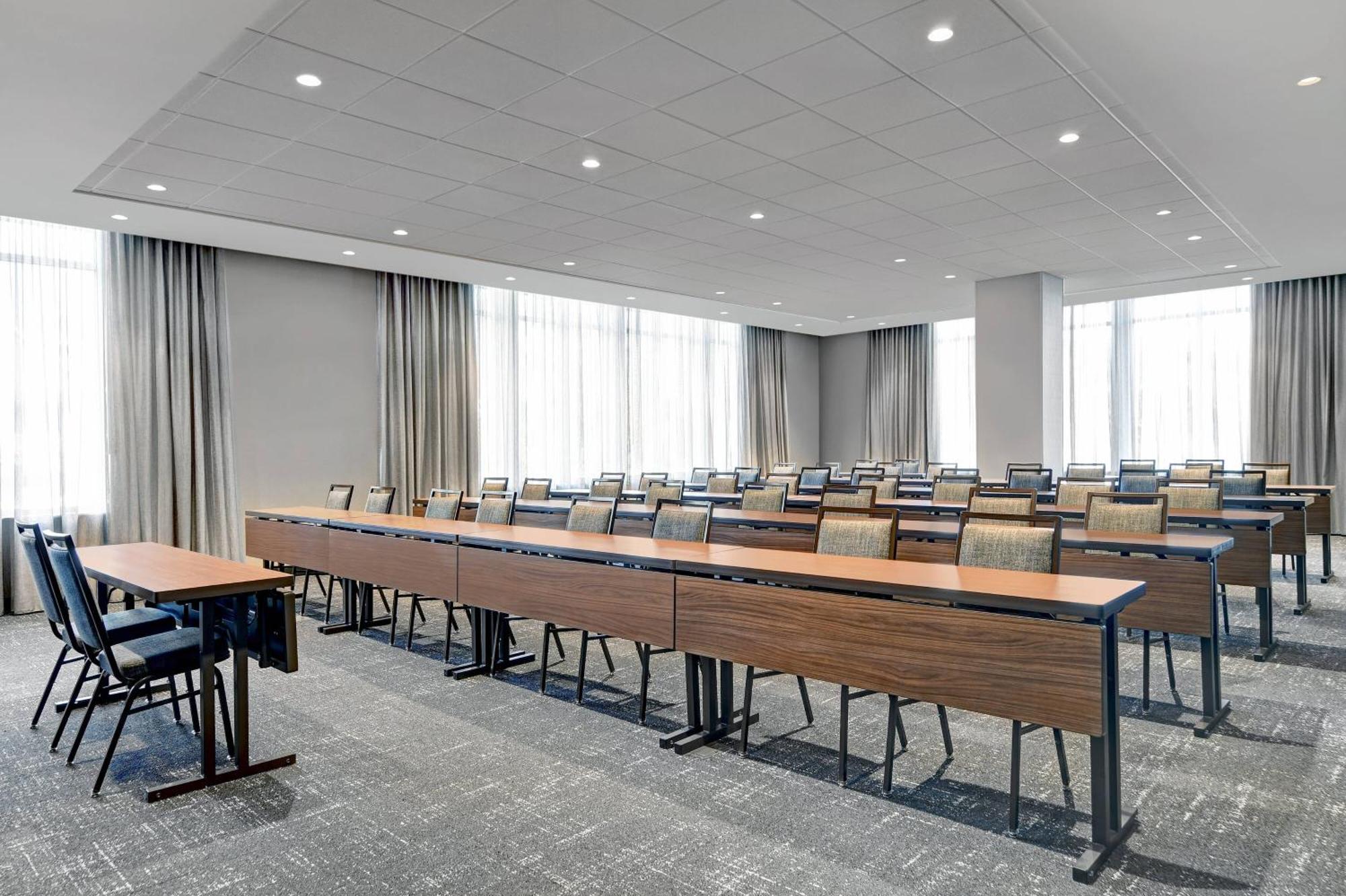 Courtyard By Marriott Manhattan Aggieville Zewnętrze zdjęcie